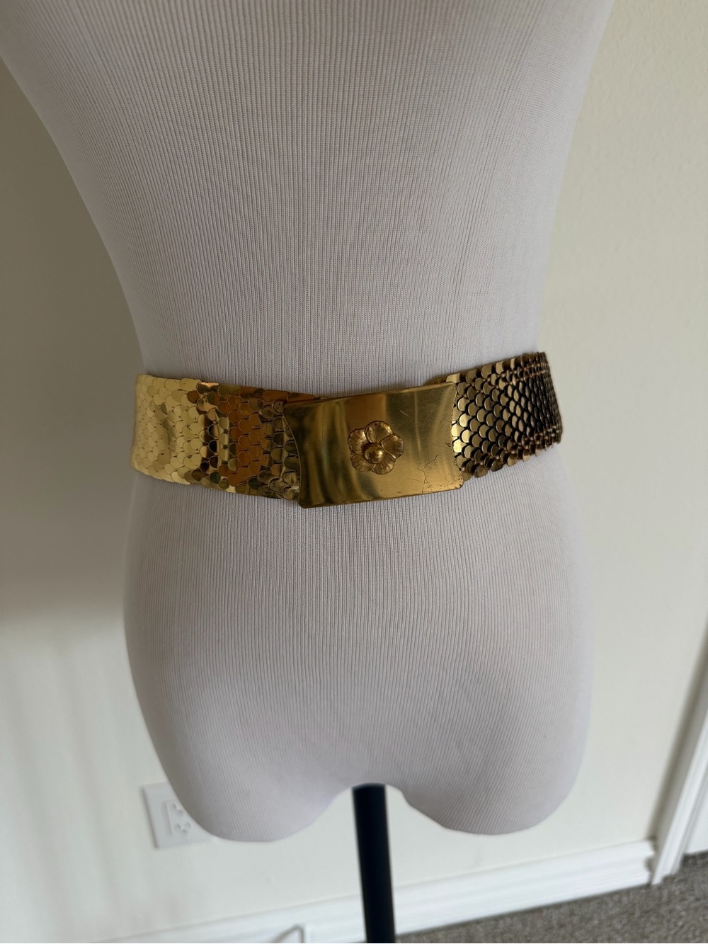 Vintage 1970s/1980s Gold Fish Scale Stretch Belt